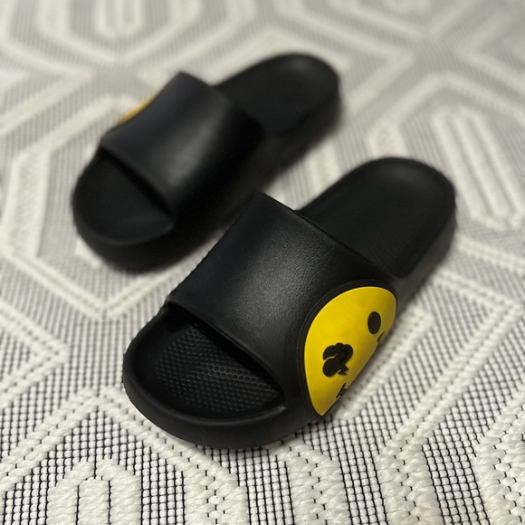 Wonder Nation Black and Yellow Kids Slide Sandals - Picture 1 of 6